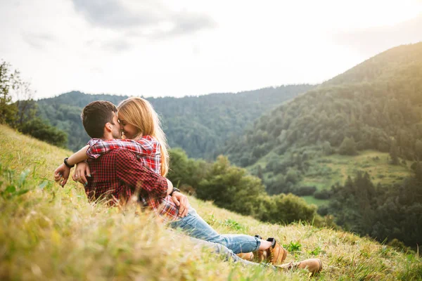 Casal feliz nas montanhas — Fotografia de Stock