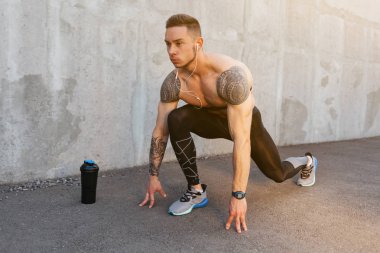 Başlangıç pozisyonunda koşan sporcu