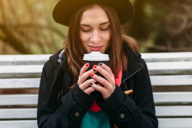 Genç kadın kahve Park