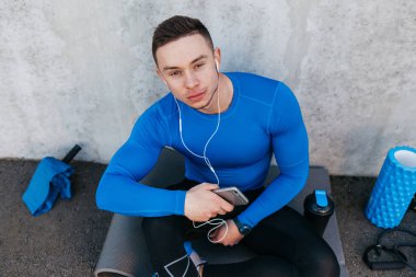 Genç adam dinleme müzik spor