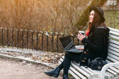Kahve ve park içinde laptop kadın ile