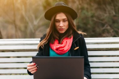 park içinde laptop ile kadın