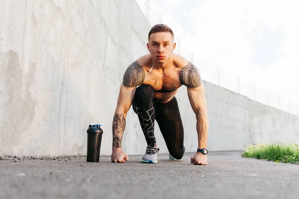 Atleta hombre en correr pose de inicio — Foto de Stock