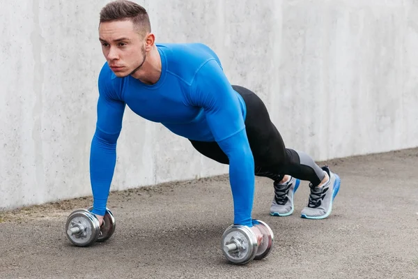 Gespierde bodybuilder man doen push-ups — Stockfoto