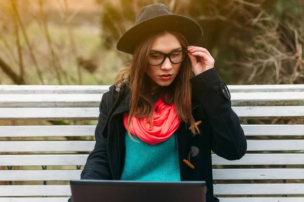 Mulher com laptop no parque — Fotografia de Stock