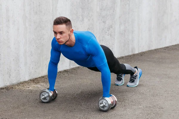 Muscular fisiculturista cara fazendo flexões — Fotografia de Stock