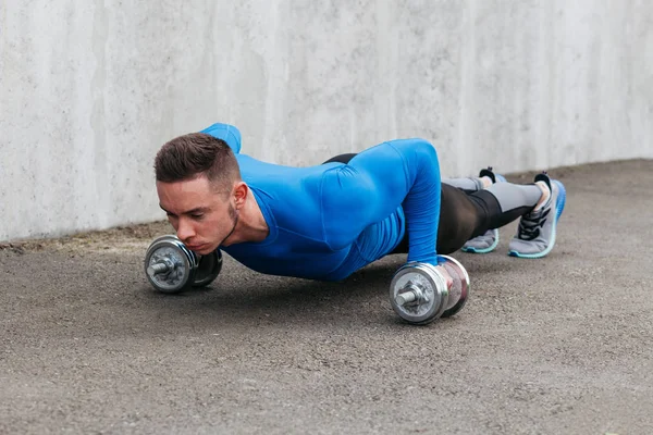 Gespierde bodybuilder man doen push-ups — Stockfoto