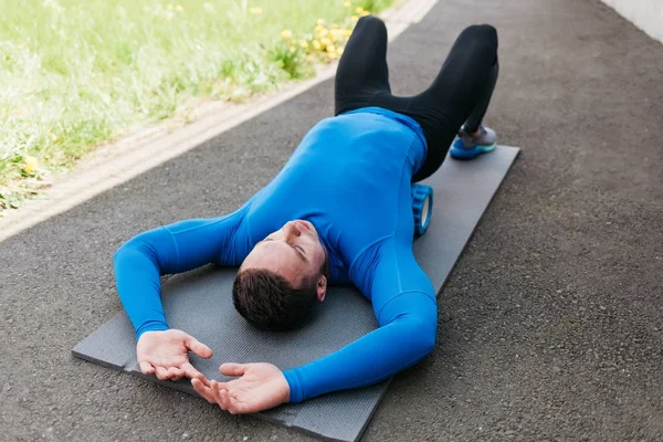 Knappe jongen met foam roller — Stockfoto