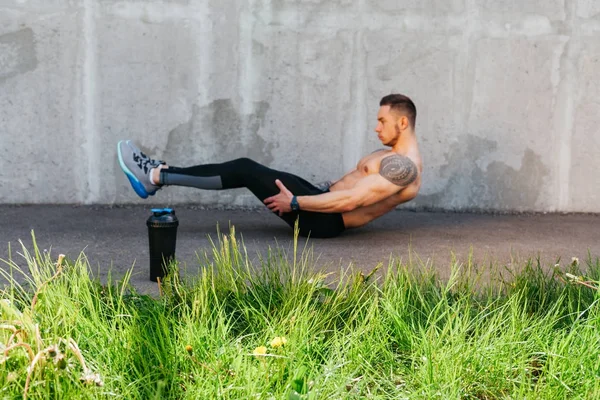 Gespierde man pompen abs — Stockfoto