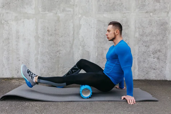 Knappe jongen met foam roller — Stockfoto