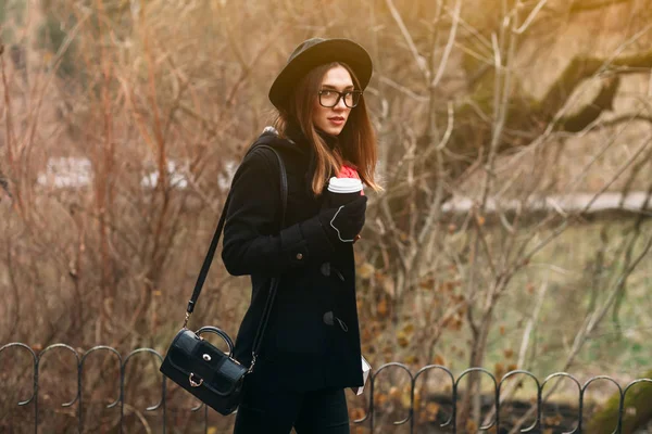 Menina andando no ensolarado parque de outono — Fotografia de Stock