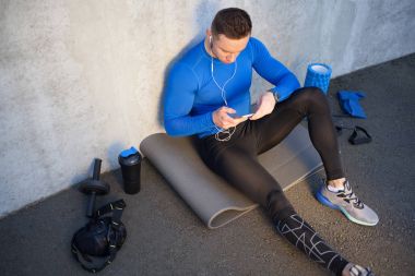 Genç adam dinleme müzik spor