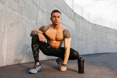 Sportif genç adam