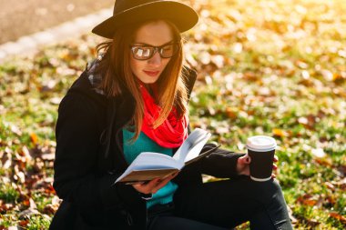 Kitap ve kahve Park olan kadın