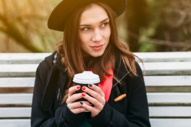 Genç kadın kahve Park