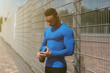 bir şişe su ile genç sporcu