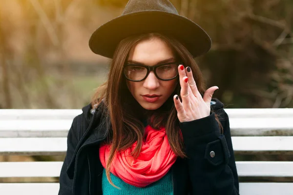 Stylish beautiful girl in autumn park — Stock Photo, Image