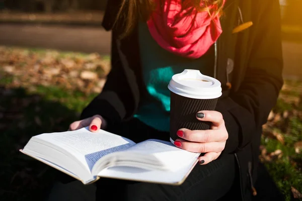 Jovem com livro e café no parque — Fotografia de Stock
