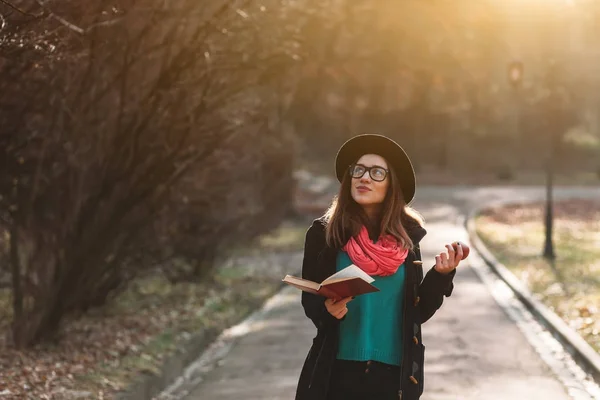 Menina andando no ensolarado parque de outono — Fotografia de Stock