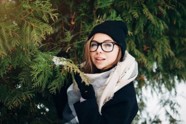 Kış parkta neşeli güzel kız