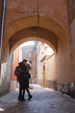 Şehirde yürüyüş hipster Çift