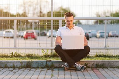 Havaalanı Otopark, dizüstü bilgisayar kullanan adam