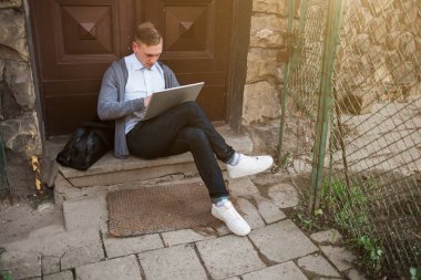 Laptop ile açık çalışan adam