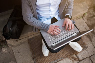 Laptop ile açık çalışan adam