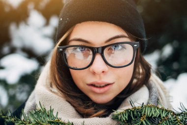 Kış parkta neşeli güzel kız