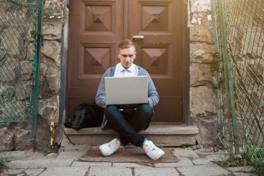 Laptop ile açık çalışan adam