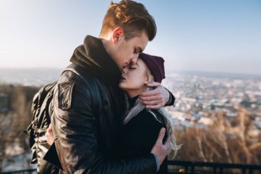 Şehirde yürüyüş hipster Çift