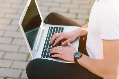 Havaalanı Otopark, dizüstü bilgisayar kullanan adam