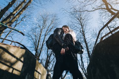 Şehirde yürüyüş hipster Çift