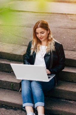 Laptop dışında çalışan kız