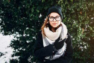 Kış parkta neşeli güzel kız