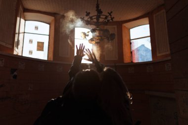 Şehirde yürüyüş hipster Çift