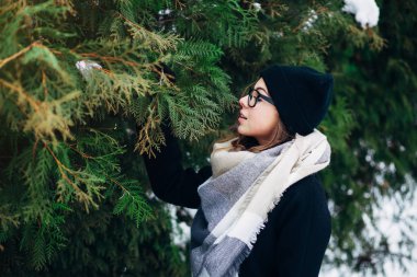 Kış parkta neşeli güzel kız