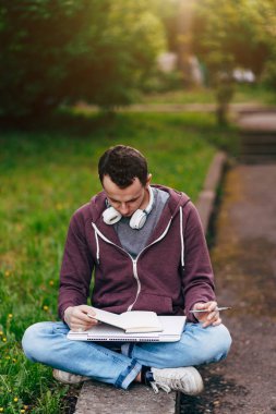 dizüstü bilgisayarda çalışan adam