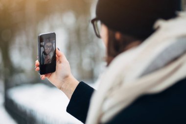 Selfie Park'ta alarak neşeli kız