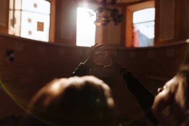 Şehirde yürüyüş hipster Çift