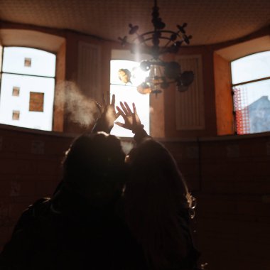 Şehirde yürüyüş hipster Çift