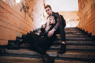 Şehirde yürüyüş hipster Çift