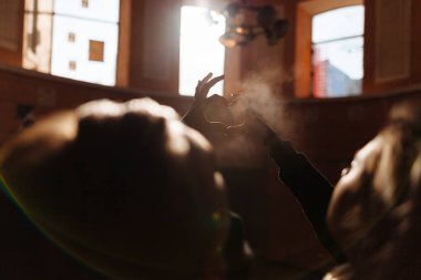 Şehirde yürüyüş hipster Çift