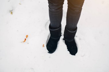 Kadının ayakları üzerinde kar 