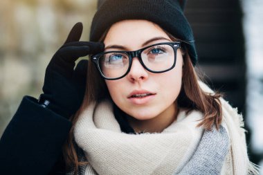 Kış parkta neşeli güzel kız