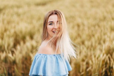 Buğday Tarlasında Kadın