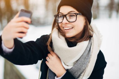 Selfie Park'ta alarak neşeli kız