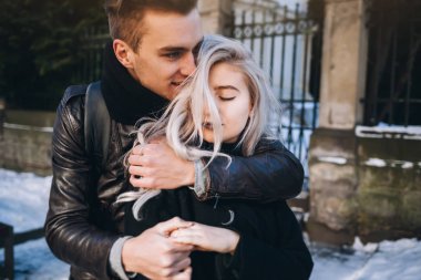 Şehirde yürüyüş hipster Çift