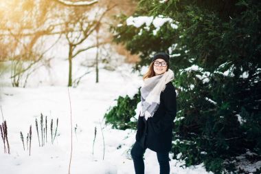 Kış parkta neşeli güzel kız