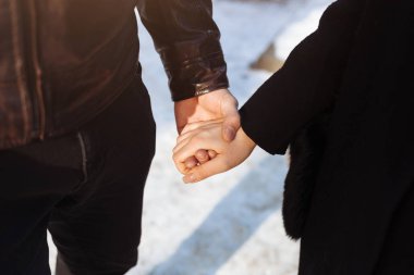 Şehirde yürüyüş hipster Çift